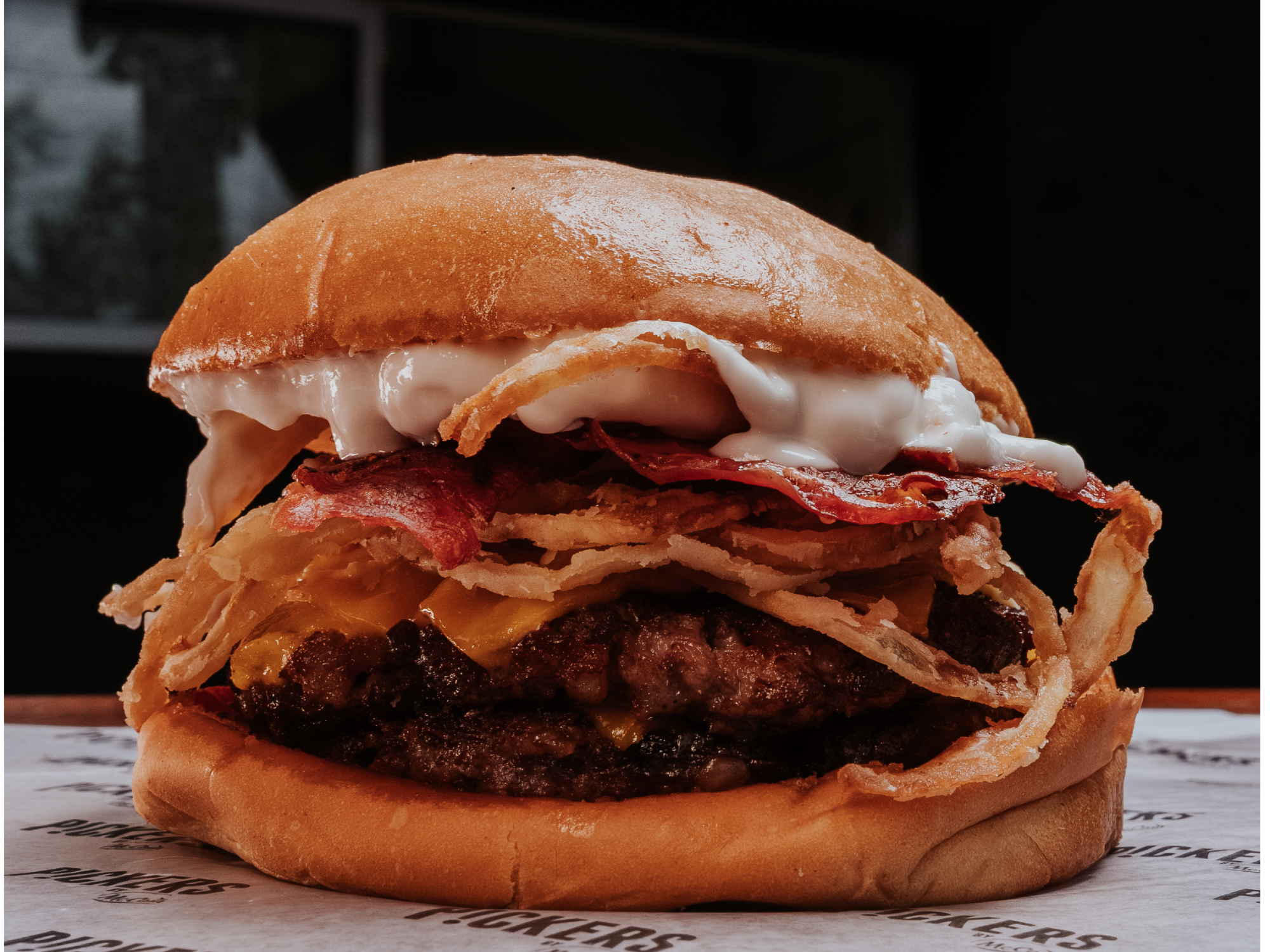 Melvin doble con papas fritas, gaseosa y postre