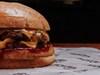 Honey Smoke doble con papas fritas, gaseosa y postre