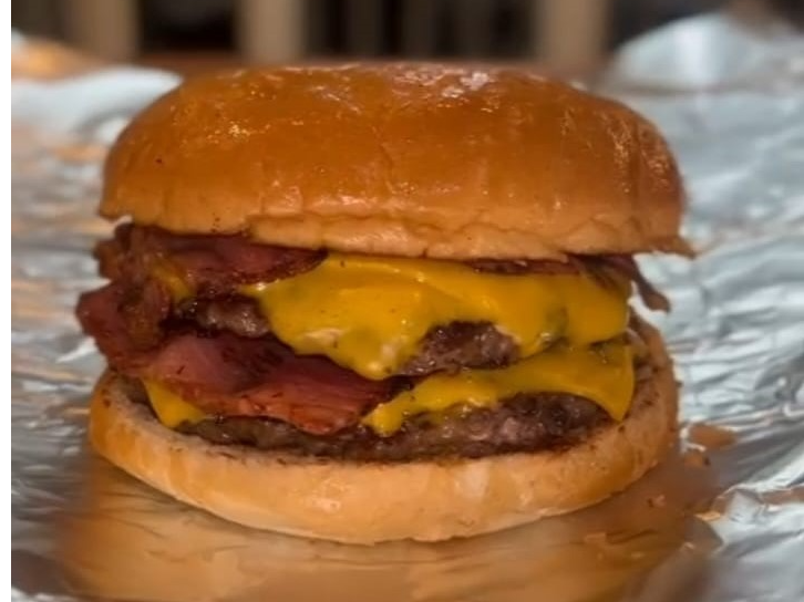 2 CHESSEBURGER SIMPLES CON PAPAS!!