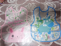 BABERO PLASTICO CON BOLSILLO REVERSIBLE SHURITA