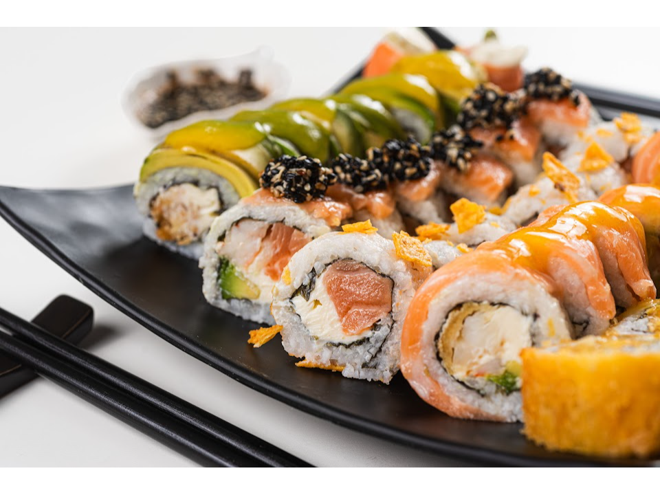 12 piezas eleccion de la casa+1 empana china. de Kanji Sushi Club