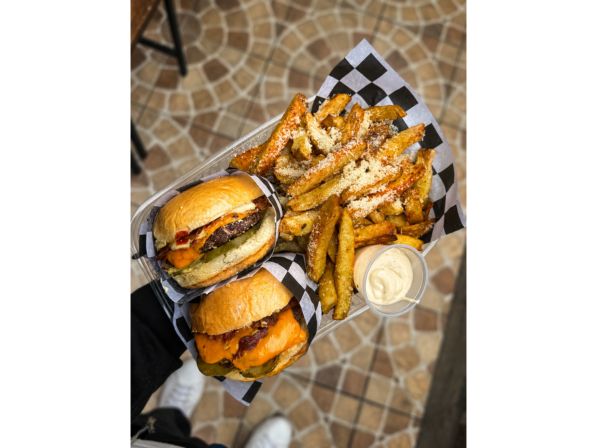 Dos burgers DOBLES a eleccion  🍔+ 🍟 + queso romano