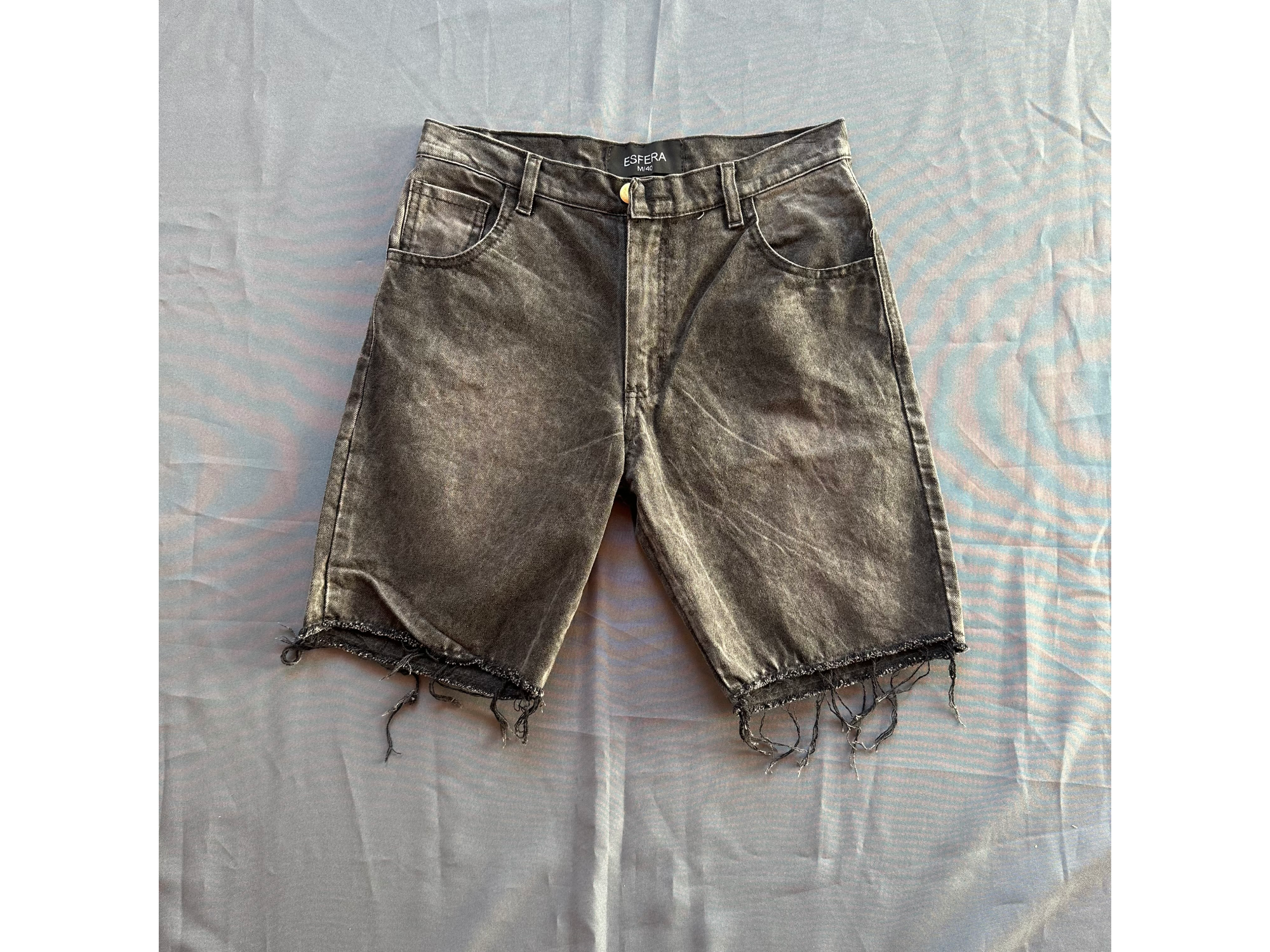 Bermuda oscura con roturas