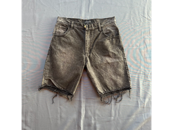 Bermuda oscura con roturas