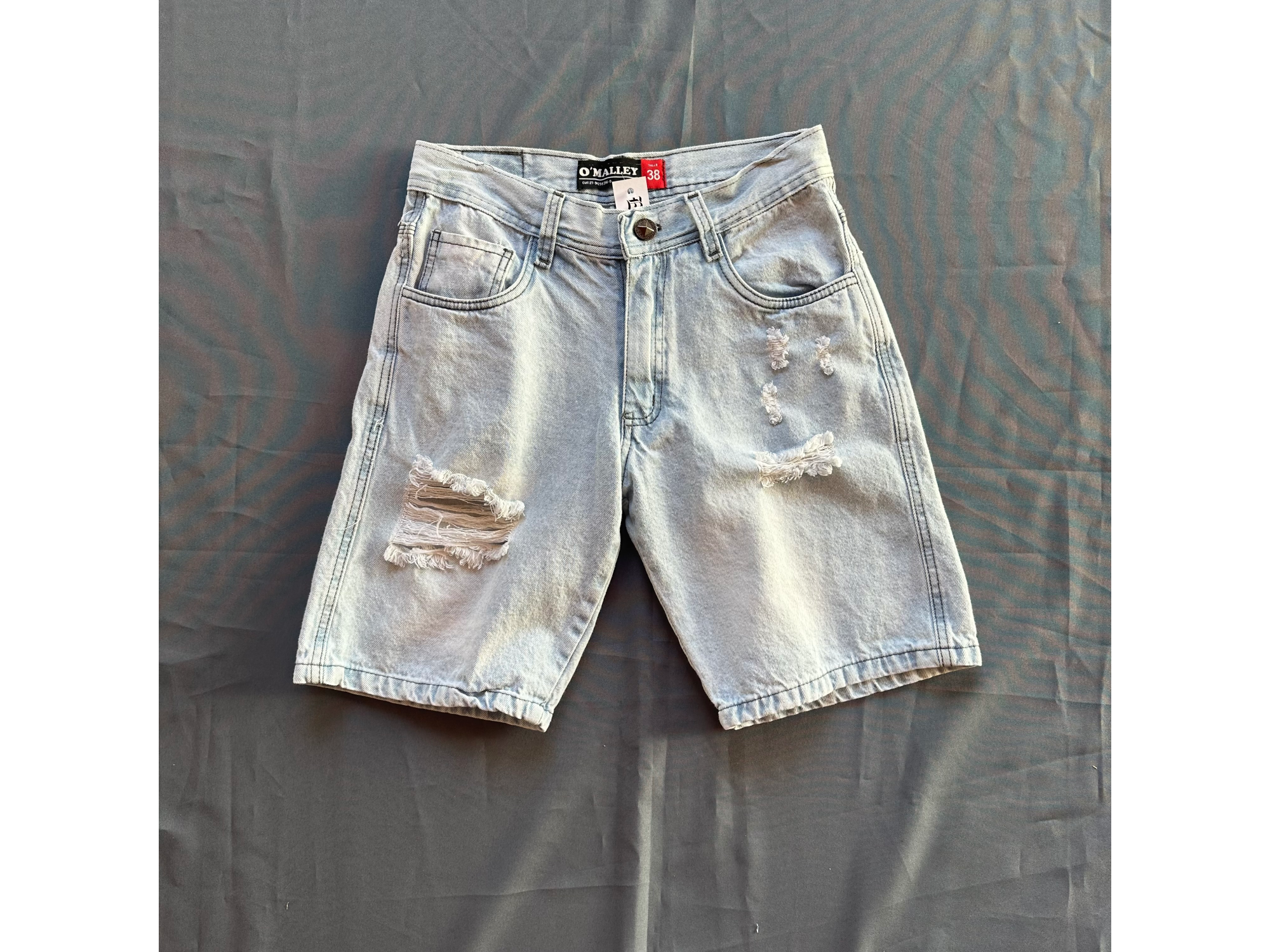 Bermuda clarita con roturas