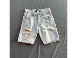 Bermuda clarita con roturas