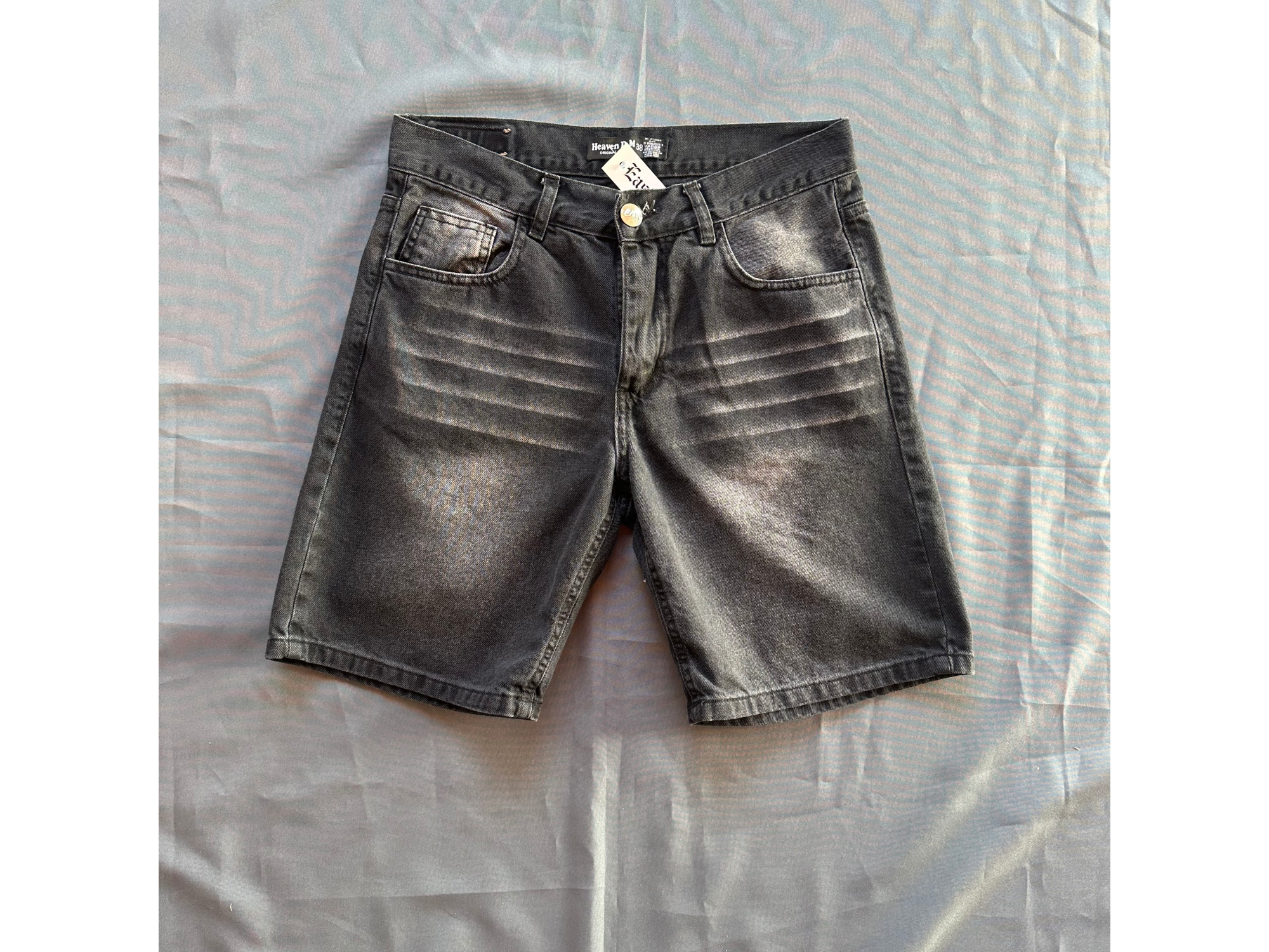 Bermuda oscura desgastado