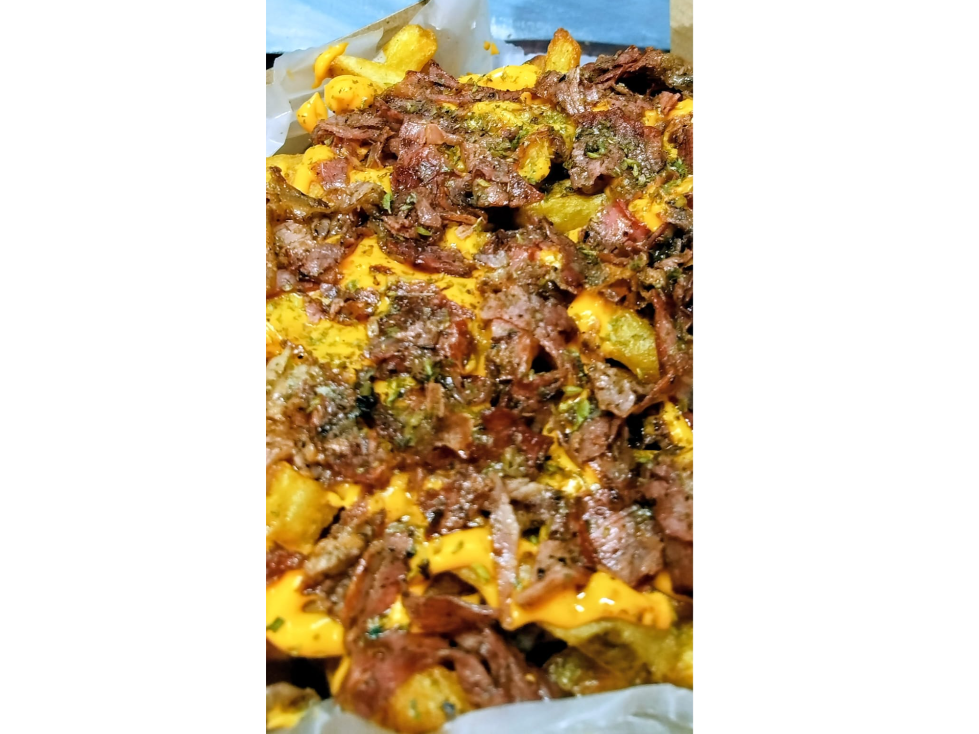 Porcion de papas con cheddar y panceta