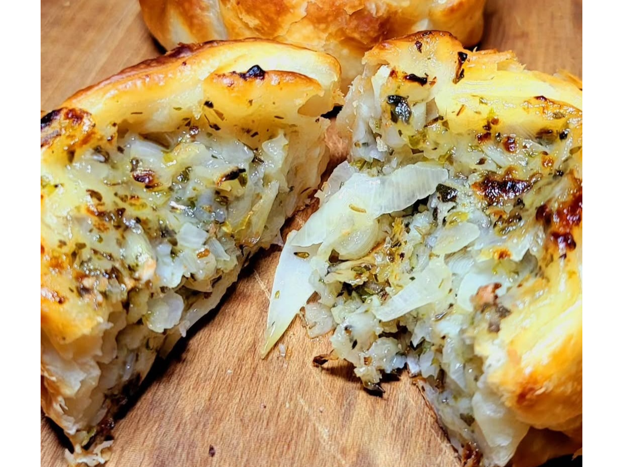 Empanada de cebolla y queso