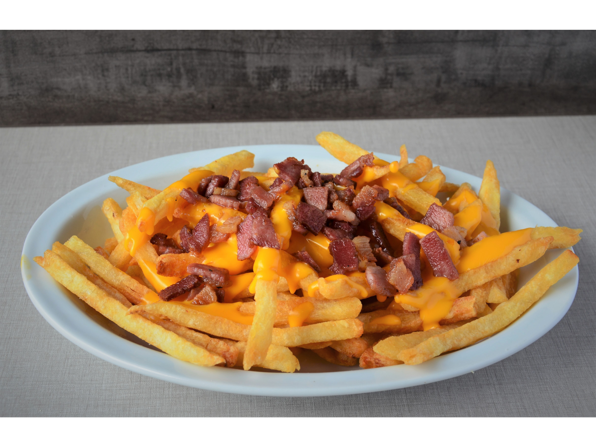 Papas con cheddar y bacon