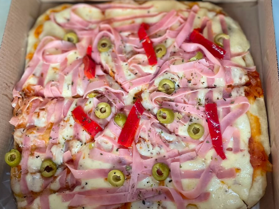 Pizza jamón y morrones