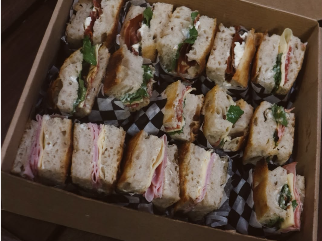 Caja Surtida de Sandwiches (Copetín) – 20 porciones