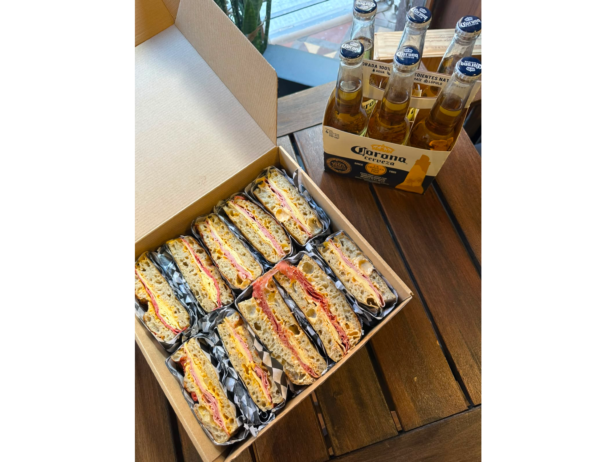 5 Sándwiches surtidos clásicos  + Six pack Corona