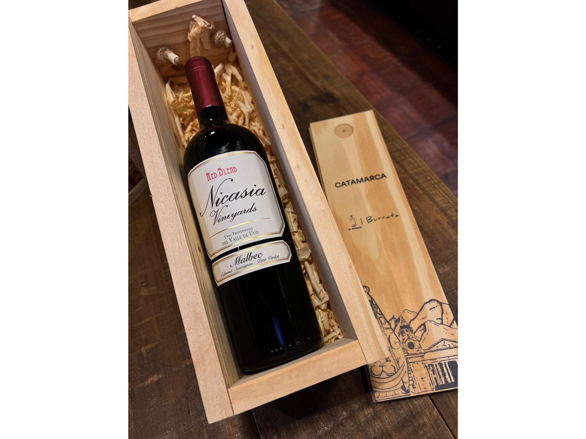 Caja de madera con Nicasia tinto