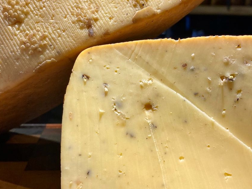 Queso ahumado con ajo y pimienta