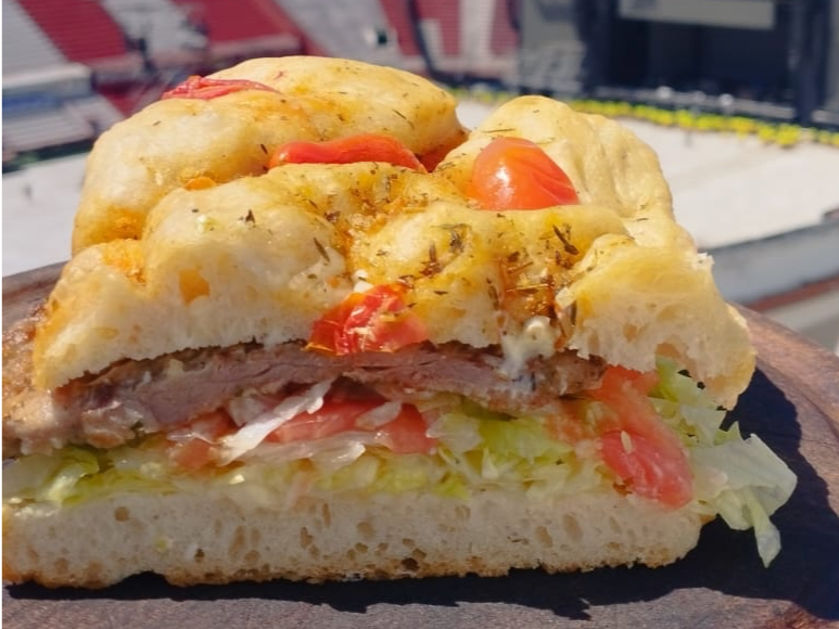 Sanguche de milanesa en focaccia de Hogarela