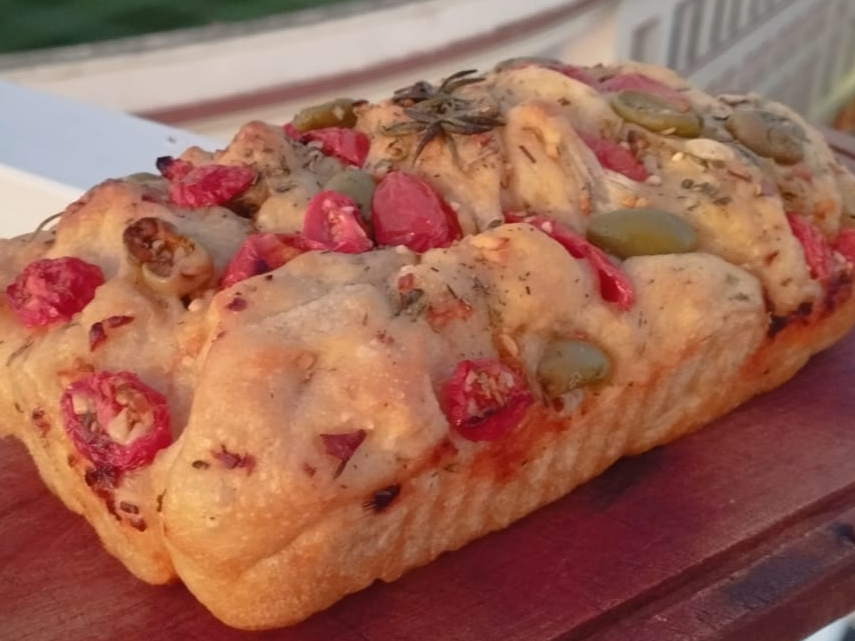 Focaccia de Tomate y ajo, aceituna y romero