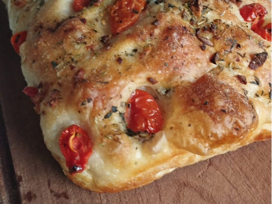 Focaccia de tomate y ajo