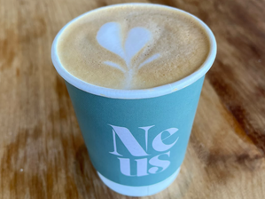Flat White de NEUS CAFE