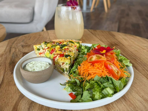 Tarta con ensalada de NEUS CAFE