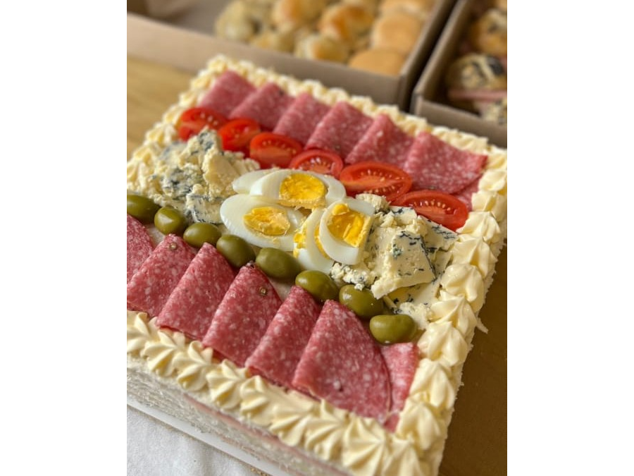 Torta salada con decoracion picada