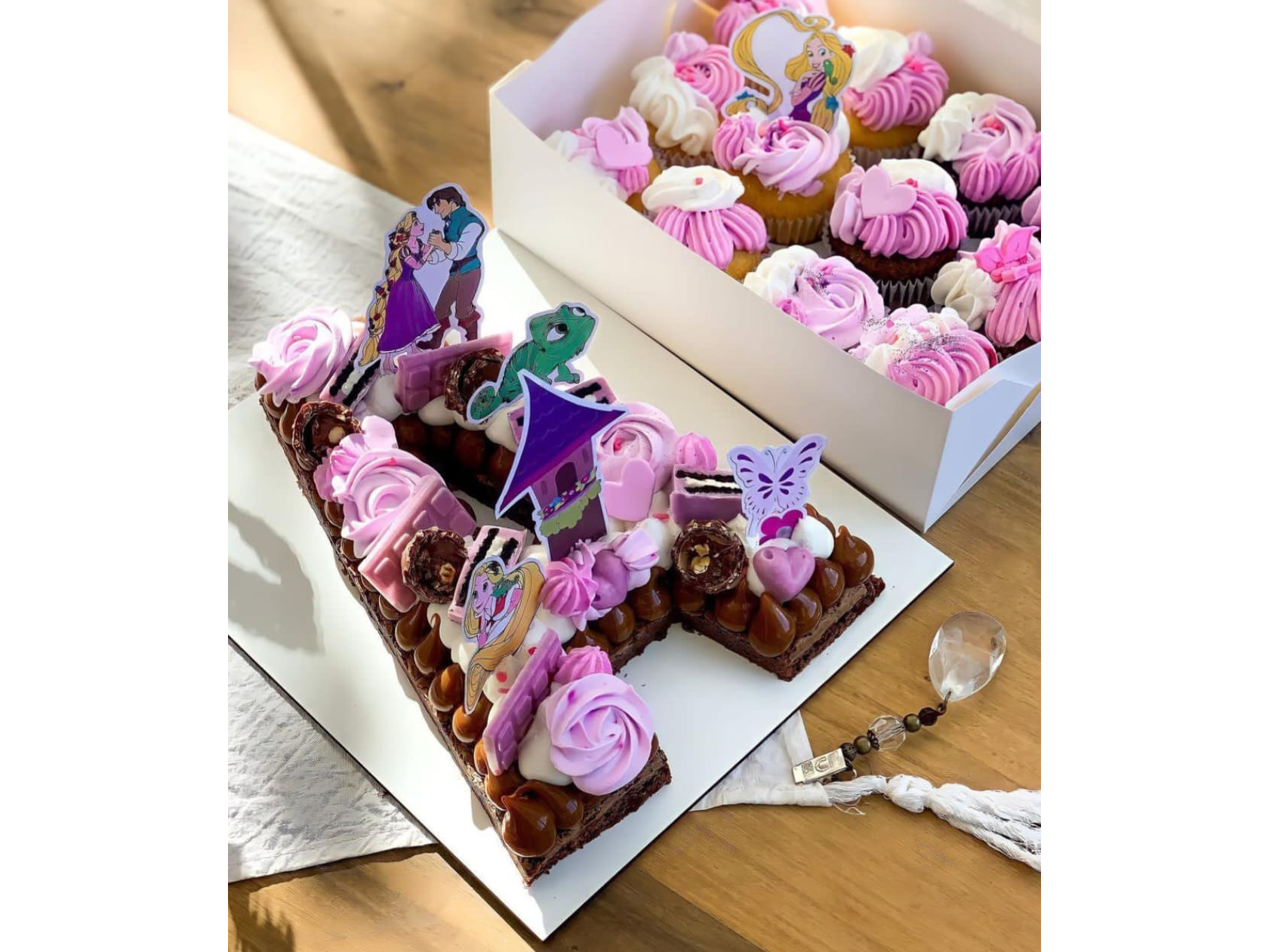 Torta letter cake + cupcakes