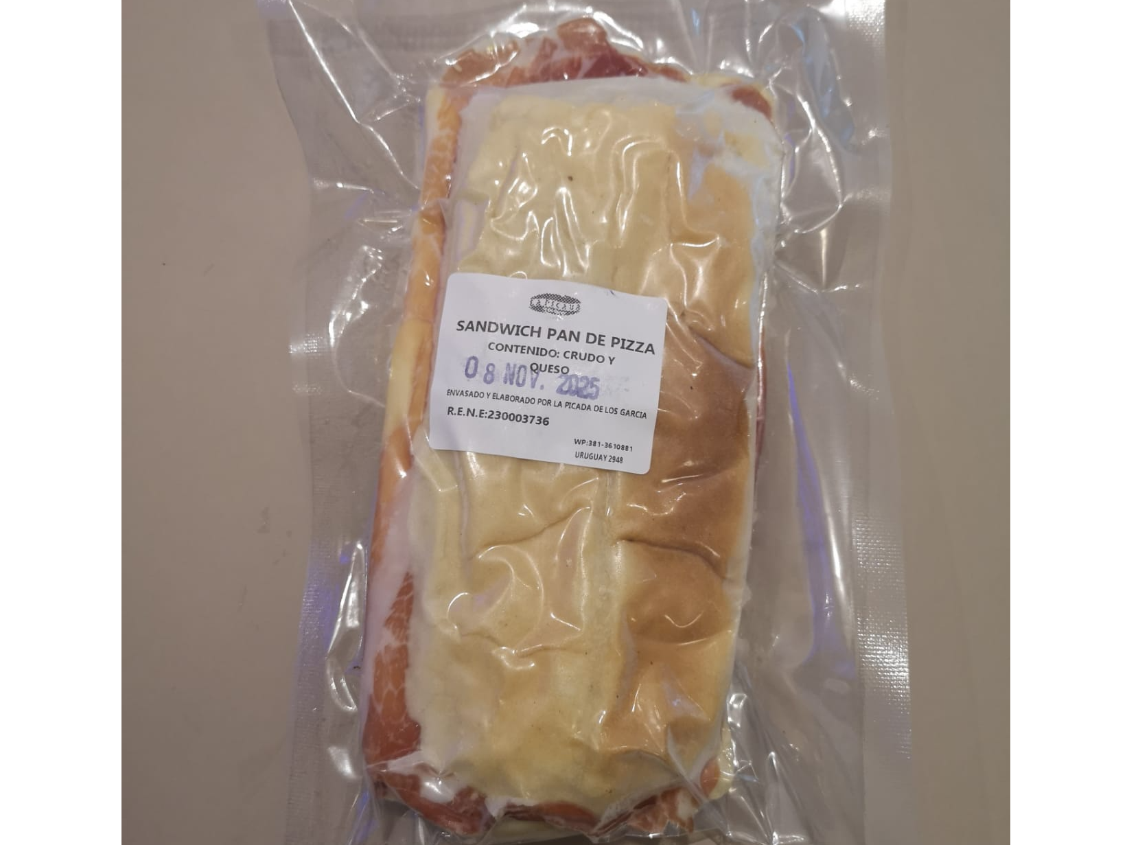 PAN DE PIZZA CON JAMON CRUDO Y QUESO