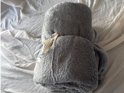 MANTA POLAR GRIS