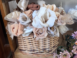 FLORES DE TELA HECHAS A MANO