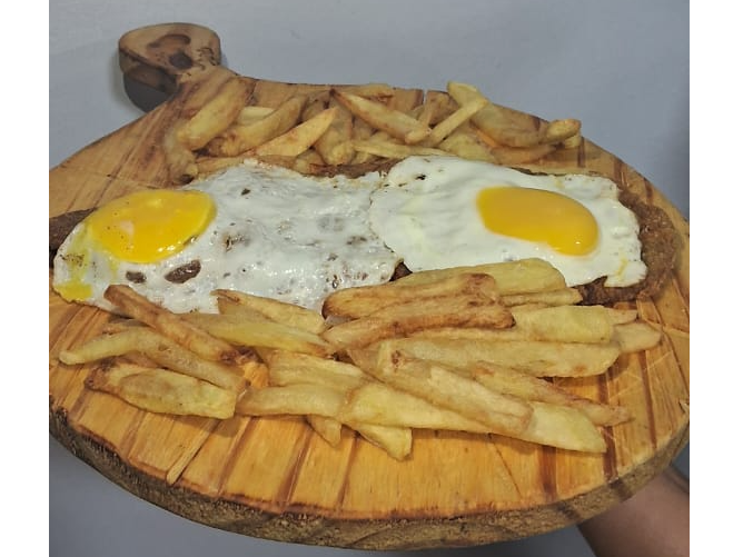 Milanesa casera a caballo c/ fritas