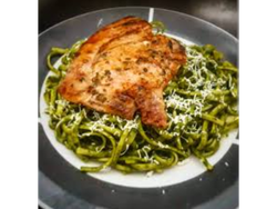 Domingo 24. Chuleta de Cerdo con Fideos al Pesto
