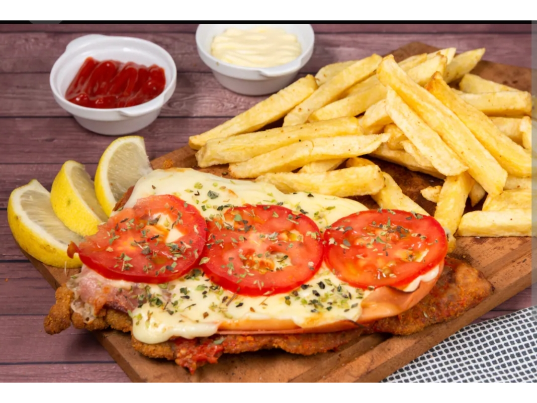 Martes 14.  Milanesa con tomate y queso c/fritas