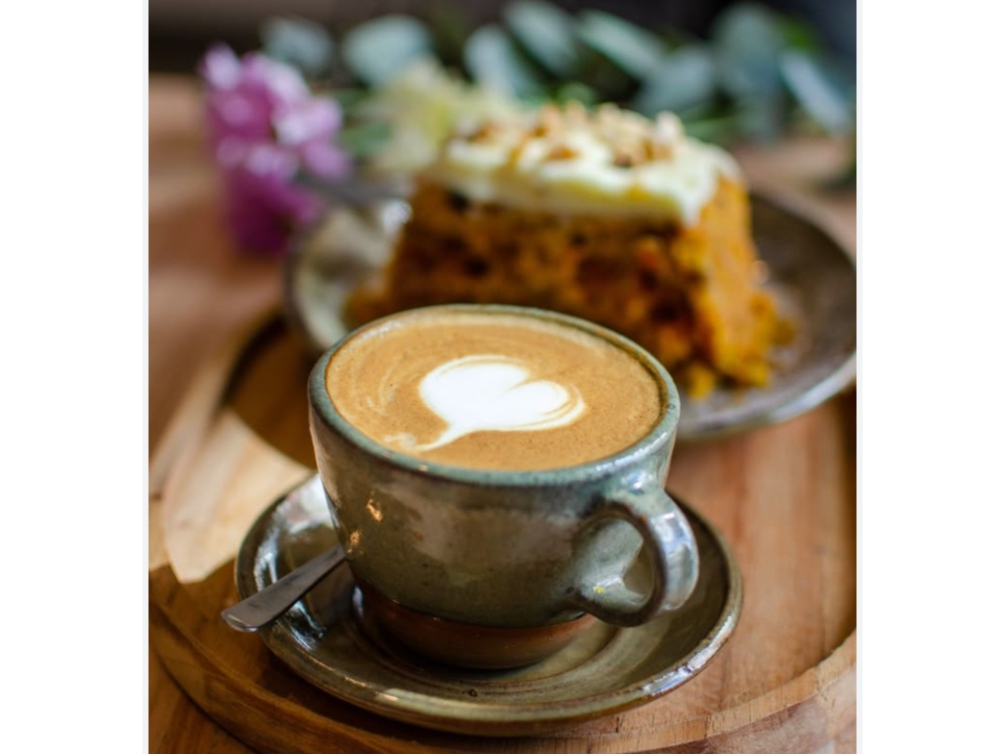 Café con leche y budín