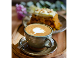 Café con leche y budín