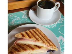 Café con leche y tostado