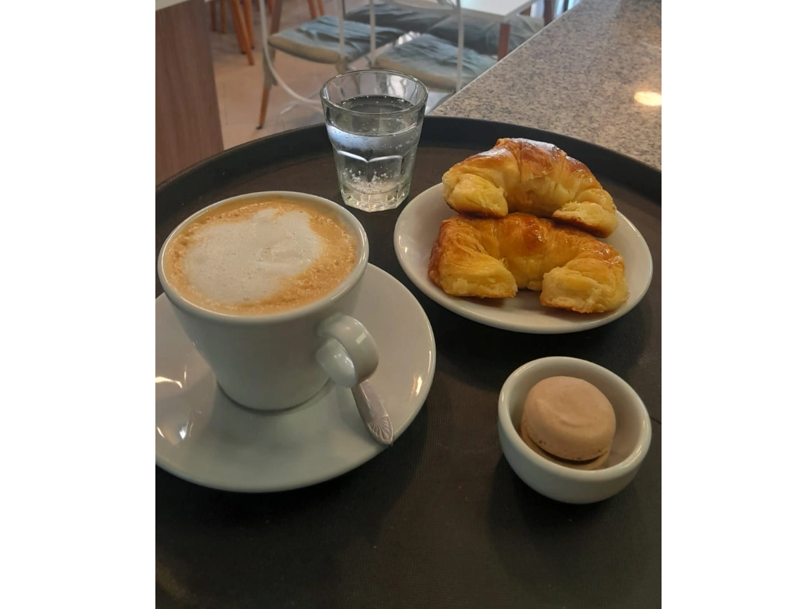 Café con leche y 2 medialunas