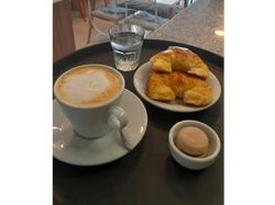 Café con leche y 2 medialunas