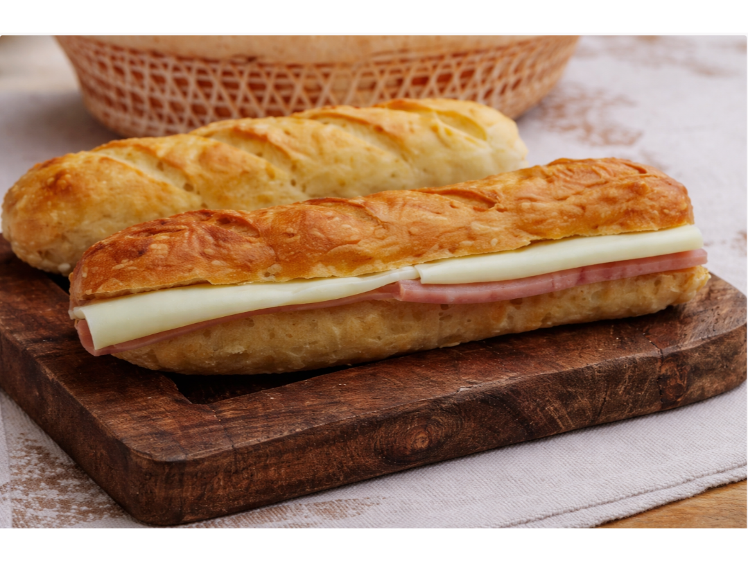 153-Sandwich de jamon y queso brie