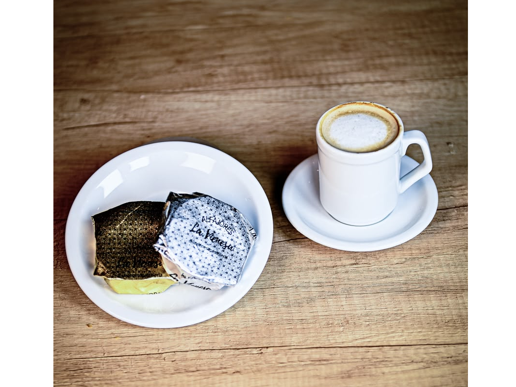 Cafe doble + 1 alfajor La Vienesa