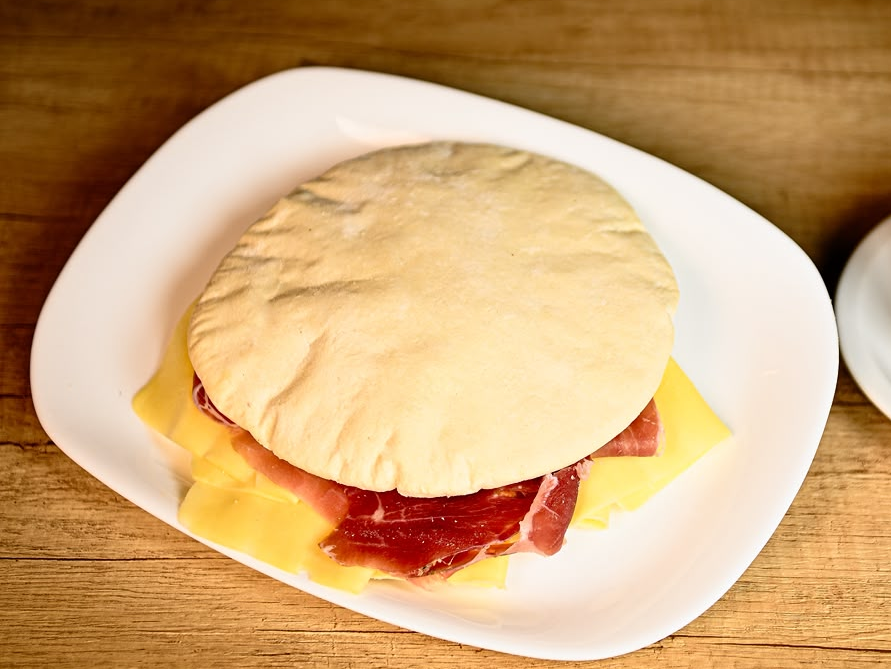 Arabe jamon crudo y queso