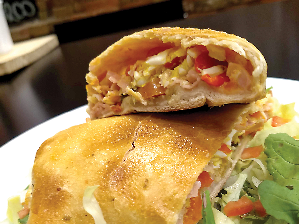 Calzone Jamon, muzzarella, tomate, huevo y morrones