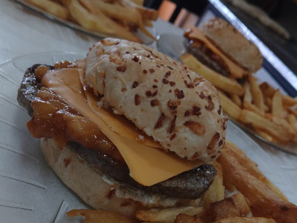 HAMBURGUESA CONDIMENTADA + FRITAS + BEBIDA