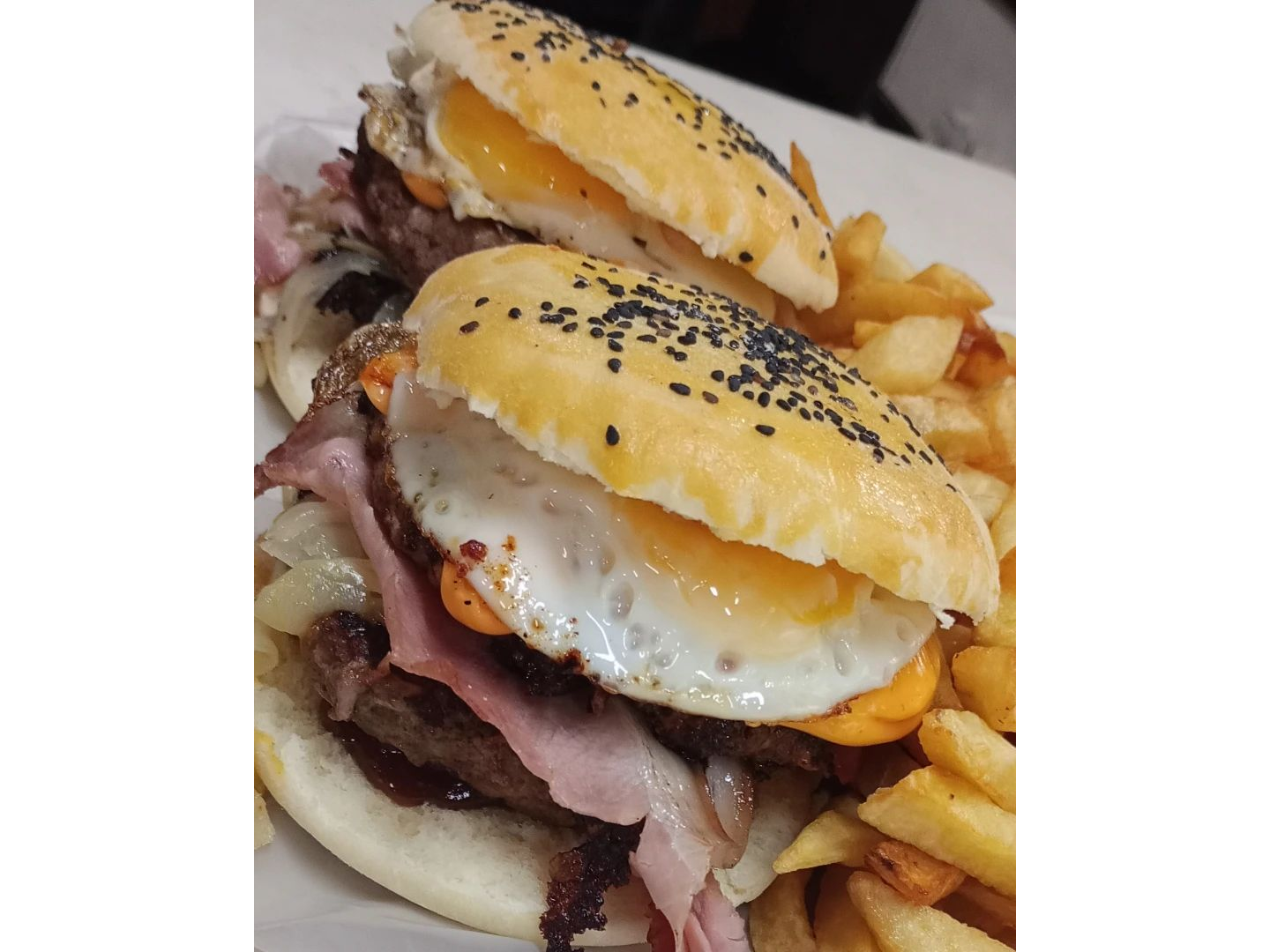 2 HAMBURGUESAS "DE SELECCION" + FRITAS