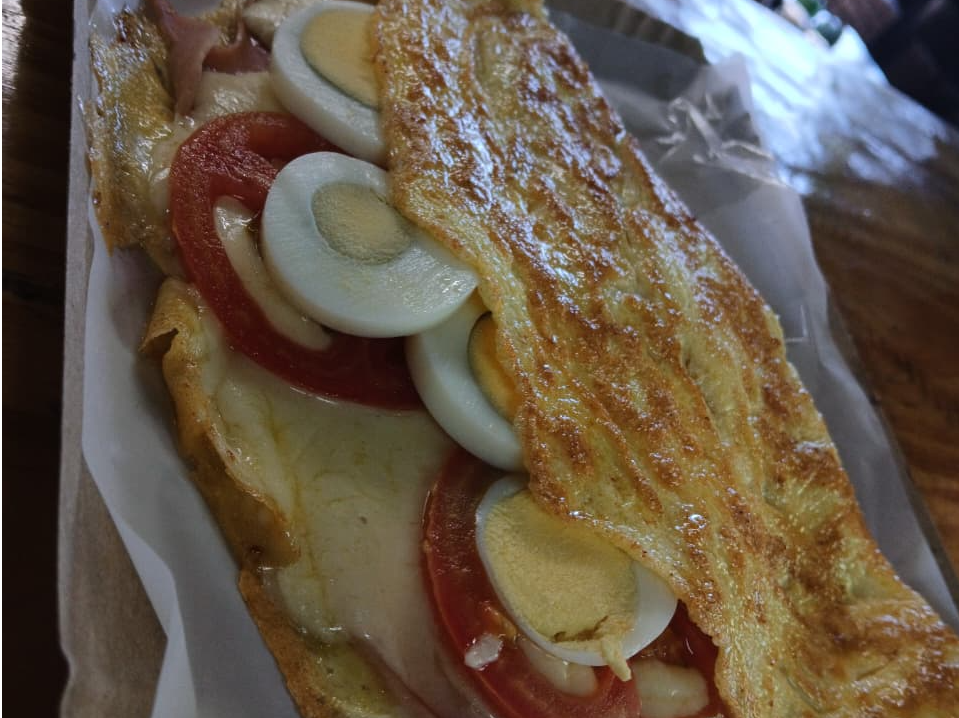 CON JAMON MUZZA TOMATE Y HUEVO