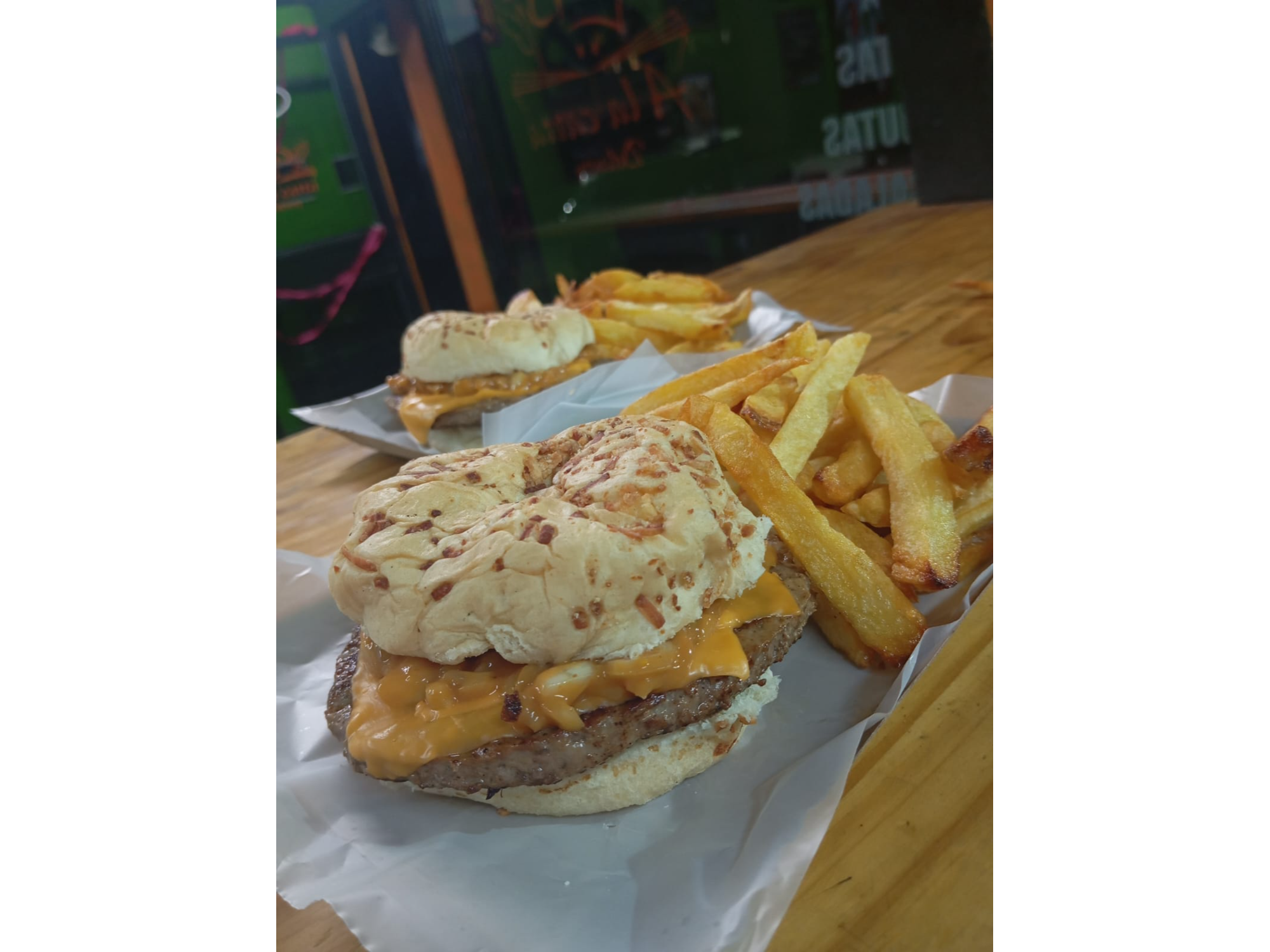 2 HAMBURGUESAS DOBLE MEDALLON CONDIMENTADAS + FRITAS + JUGO