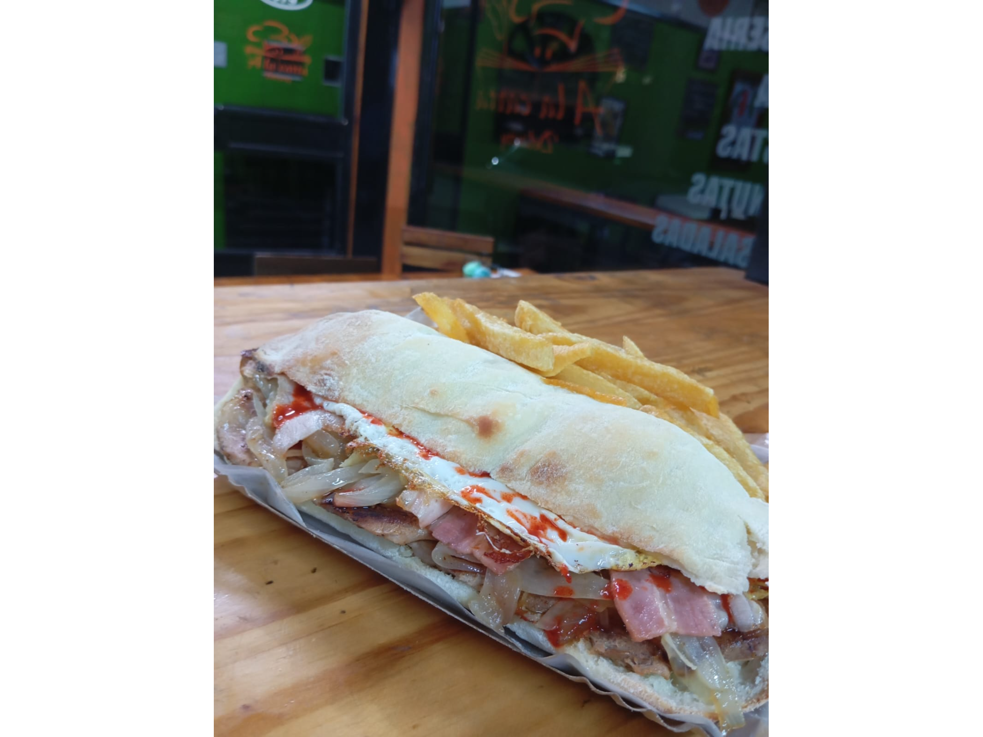 SANDWICH DE BONDIOLA A LA MEXICANA + FRITAS