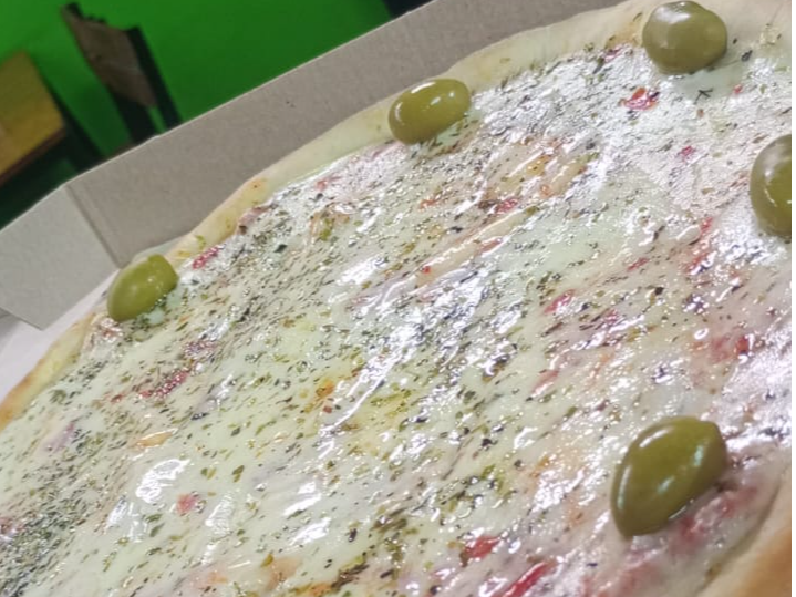 PIZZA DE MUZZARELLA + 4 EMPANADAS