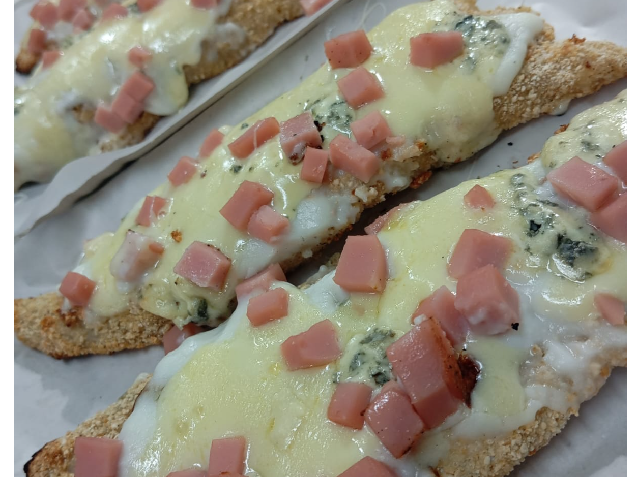 FILET DE MERLUZA CON SALSA 4 QUESOS Y JAMÓN