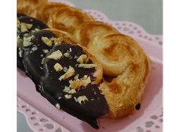 Palmerita decorada con chocolate y nueces