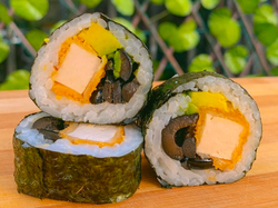 Tofu apanado, aceitunas, palta